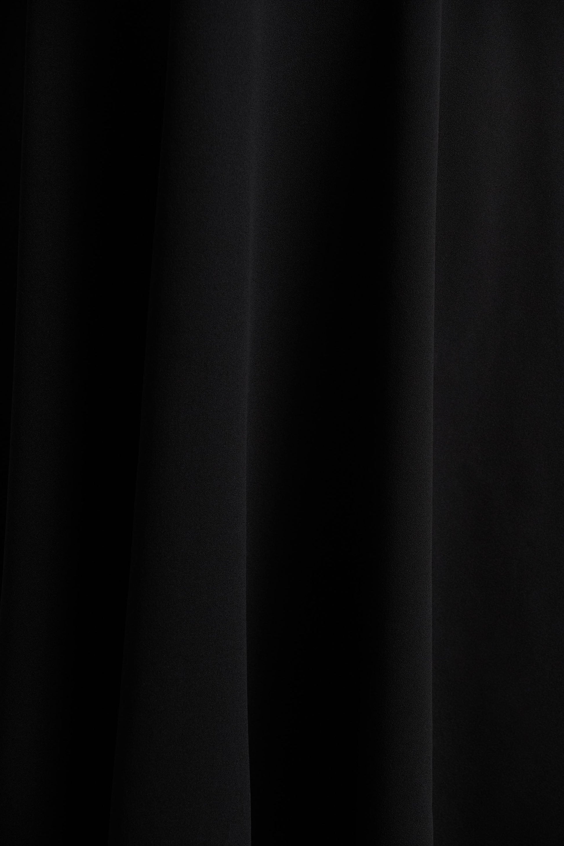 Andromeda | Black Sweetheart-Neck Midi Dress